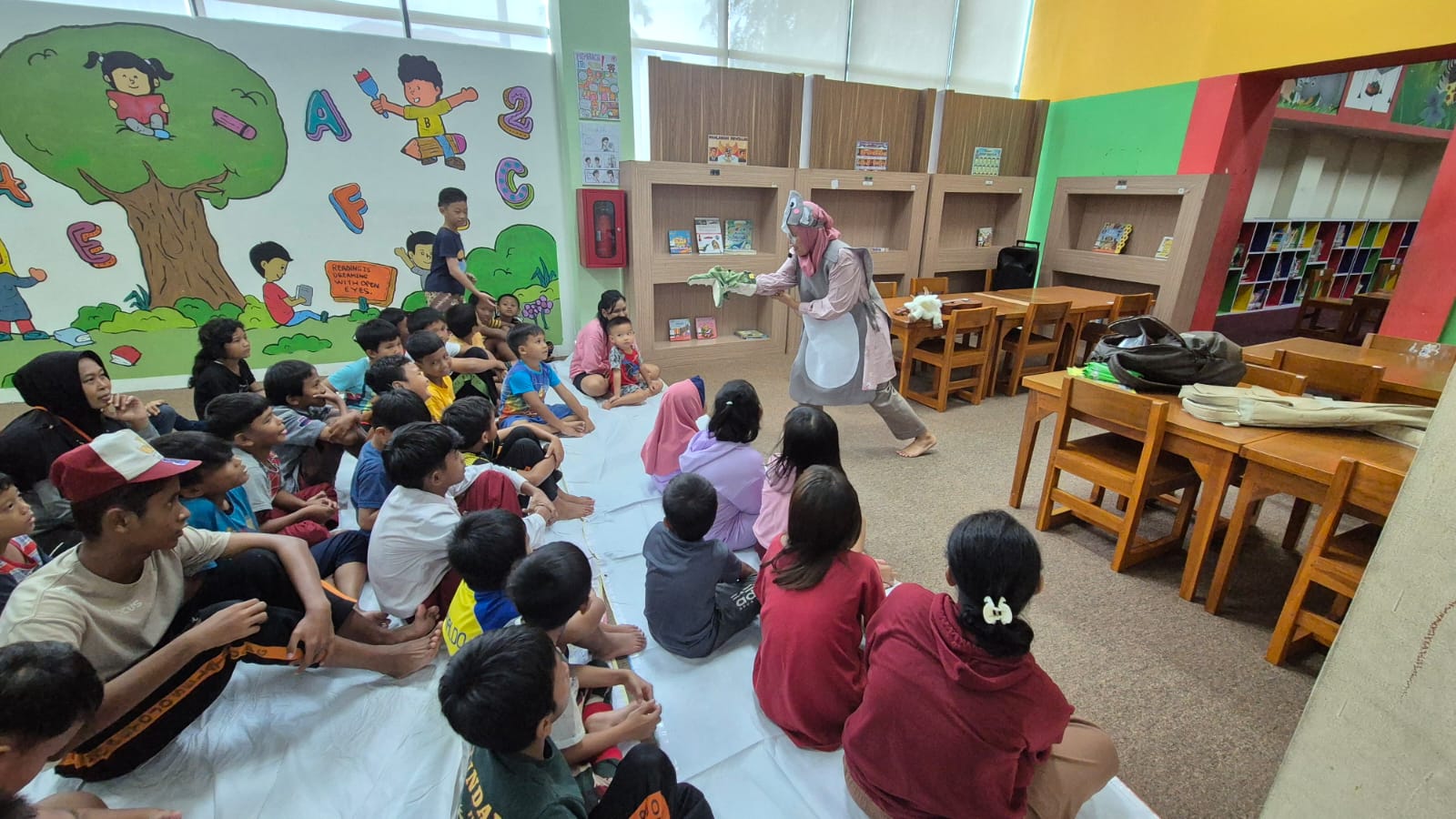 Ketupat Betawi Bersama Pengunjung Di Perpustakaan Jakarta Pusat